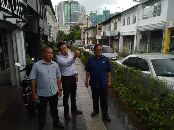 Ayub (kanan) dan Adib Azhari ( kiri) mengadakan lawatan kerja di Jalan Dhoby, Johor Bahru petang tadi.