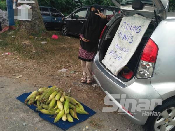 Nurul Shahzamul berniaga jagung manis setiap hari berhadapan stesen minyak Shell berdekatan NSK Rawang.