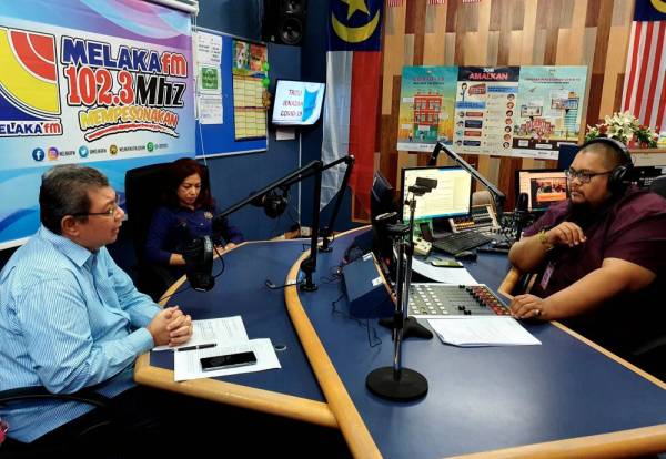 Saifuddin (kiri) pada sesi temu bual di Konti Radio Melaka fm, hari ini. - Foto Bernama