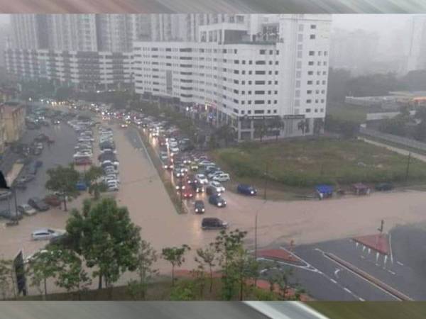 Beberapa kenderaan terperangkap dalam banjir kilat di Seksyen 13 Shah Alam petang tadi.