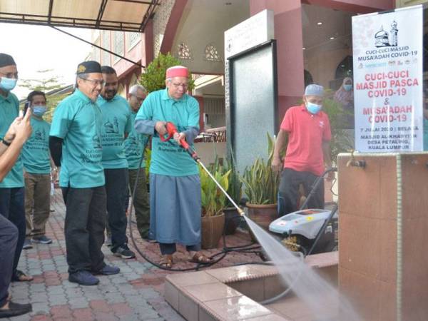 Menteri di Jabatan Perdana Menteri (Hal Ehwal Agama), Datuk Dr Zulkifli Mohamad Al-Bakri mencuci tempat wuduk sebagai simbolik Program Cuci-Cuci Masjid Pasca Covid-19 dan Musa'adah Covid-19 sambil disaksikan oleh Yang Dipertua YADIM, Nik Omar Nik Abdul Aziz dan Ketua Pegawai Eksekutif YADIM, Tuan Kamarul Arief Tuan Soh di Masjid Al-Khasyi'in Desa Petaling, Kuala Lumpur di sini hari ini.