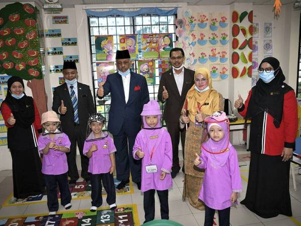 Pengerusi Majlis Agama Islam Wilayah Persekutuan (MAIWP) Datuk Seri Syed Hussein Alhabshee (belakang tiga, kiri) bergambar selepas meninjau pelaksanaan prosedur operasi standard (SOP) di Tadika Islam MAIWP Sumayyah di Bandar Tasik Permaisuri hari ini.