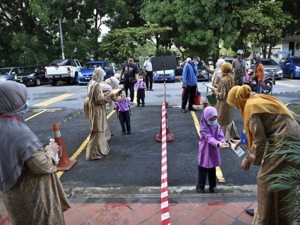 Guru-guru mengambil suhu badan dan mensanitasi tangan murid sebelum mereka dibenarkan masuk ke sekolah ketika meninjau pelaksanaan prosedur operasi standard (SOP) kanak-kanak di Tadika Islam MAIWP Sumayyah di Bandar Tasik Permaisuri hari ini.