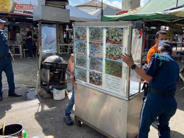 Antara barangan yang dirampas DBKL dalam tindakan penguatkuasaan terhadap gerai dikendalikan warga asing di Wangsa Maju, hari ini.