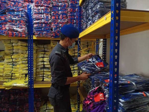 KPDNHEP merampas 96,915 helai pakaian tiruan bernilai RM1.6 juta yang menggunakan jenama terkenal dalam serbuan di dua premis di Batu Caves, Selangor baru-baru ini.