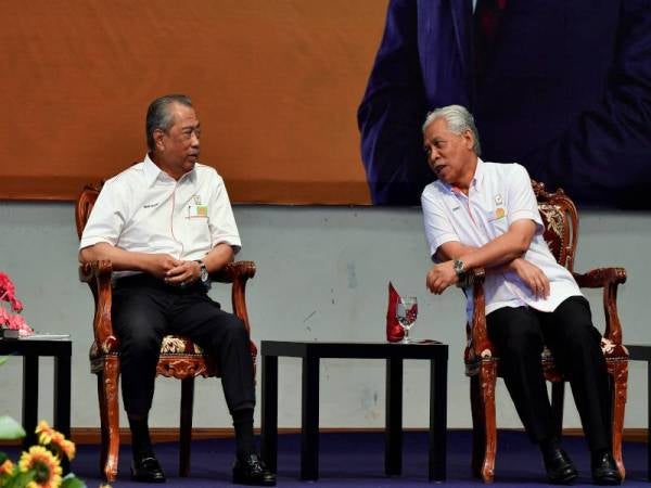 Muhyiddin (kiri) bersama Idris pada perasmian Sambutan Hari Peneroka Felda 2020 peringkat kebangsaan di Maktab Rendah Sains Mara Terolak hari ini.  - Foto Bernama