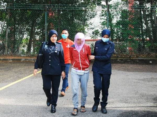 Tertuduh (tengah) dihukum penjara 12 bulan oleh Mahkamah Majistret Bahau hari ini.