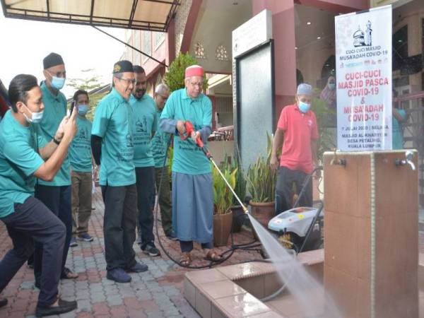 Dr Zulkifli mencuci tempat wuduk sebagai simbolik Program Cuci-Cuci Masjid Pasca Covid-19 dan Musa'adah Covid-19 di Masjid Al-Khasyi'in Desa Petaling, Kuala Lumpur di sini hari ini. - Foto Bernama