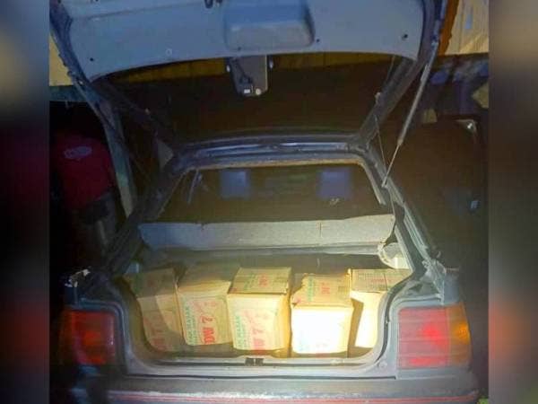 PGA Batalion 7 Kuantan berjaya merampas 915 kg beras, 300 Kg beras pulut dan dua buah kenderaan dianggarkan berjumlah RM14,428.