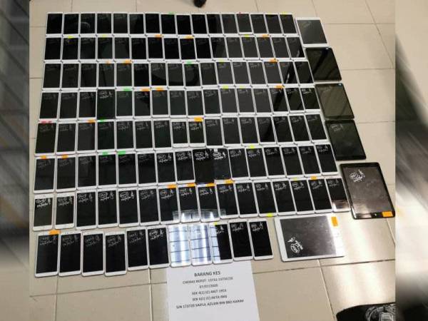 Telefon bimbit yang dirampas dalam serbuan di sebuah unit pejabat di Jalan Cheras, Kuala Lumpur malam semalam.