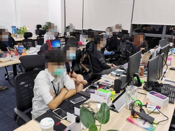 Unit pejabat di Jalan Cheras, Kuala Lumpur yang diserbu polis malam semalam kerana menjalankan kegiatan perjudian dalam talian.