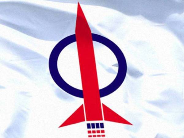 DAP pecat tiga ahlinya serta-merta manakala lapan lagi diberi surat tunjuk sebab kerana memberi ‘sokongan’ kepada wakil rakyat parti itu yang ‘melompat’ ke parti lain.