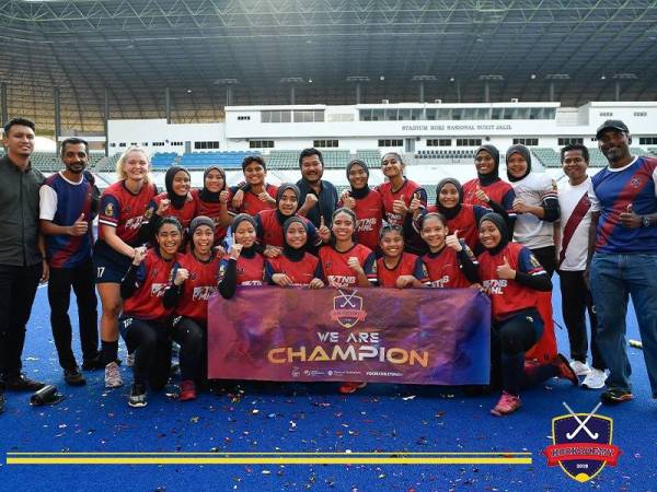 Selepas hampir lima bulan menanti, pasukan Hockademy akhirnya menerima hadiah kemenangan Liga Hoki Malaysia (LHM) 2020 berjumlah RM67,000 daripada Konfederasi Hoki Malaysia (KHM). - Foto Hockademy