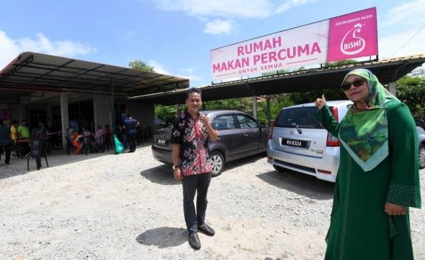 Jaffri dan Mazlina di hadapan Rumah Makan Percuma yang dibuka di Alor Setar kelmarin. -Foto Bernama