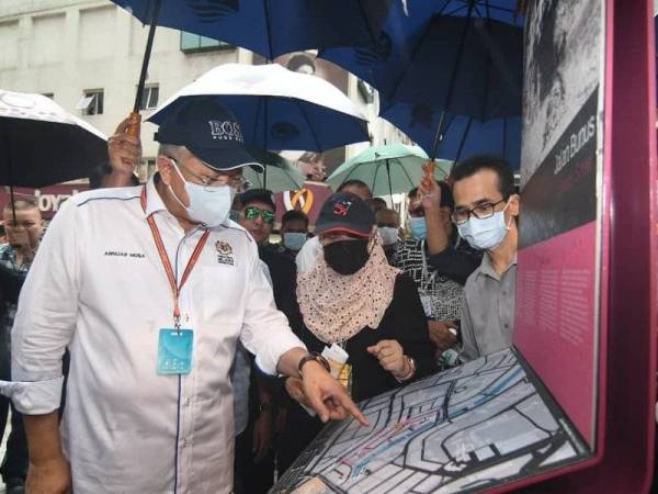 Annuar ketika meninjau projek pengindahan River of Life sekitar Masjid India di Kuala Lumpur hari ini.