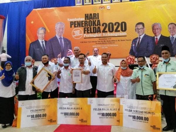 Norshaiful (dua dari kanan) bersama barisan pemenang sempena Sambutan Hari Peneroka Felda Peringkat Kebangsaan 2020 di MRSM Felda Kampus Tun Abdul Razak di Sungkai hari ini.