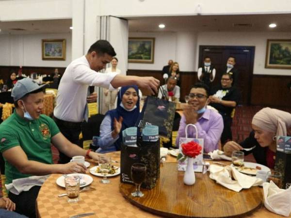 Sebahagian tetamu yang hadir pada majlis minum petang bersama rakan di Hotel MiTC, Ayer Keroh baru-baru ini.