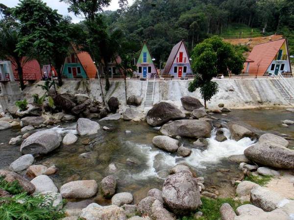 Chalet Latip D’Ayer Itam dipengaruhi seni bina dari Keukenhof, Belanda, merupakan antara tumpuan dalam tempoh Perintah Kawalan Pergerakan Pemulihan (PKPP) di Kampung Air Itam, Batu Kurau yang bakal menggamit hati pelancong dengan bilik berwarna-warni berhadapan Lata Air Itam untuk pengunjung mandi-manda selain menyaksikan pemandangan sekitar kebun durian ketika tinjauan Bernama baru-baru ini.