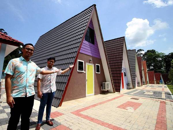 Abdul Muzhafar Abdul Manab, 25, (kiri) dan abangnya Abdul Muhaimin Abdul Manab, 27, mengusaha Chalet Latip D’Ayer Itam, dipengaruhi seni bina dari Keukenhof, Belanda yang merupakan antara tumpuan pelancong dalam tempoh Perintah Kawalan Pergerakan Pemulihan (PKPP) di Kampung Air Itam, Batu Kurau ketika tinjauan Bernama baru-baru ini.
