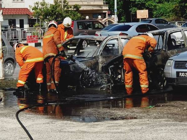 Anggota bomba sedang giat memadamkan kebakaran yang melibatkan tiga buah kereta di kawasan parkir Flat Taman Bagan di sini pagi tadi.
