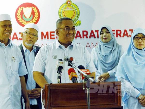 Muhammad Sanusi (tengah) ketika sidang media.