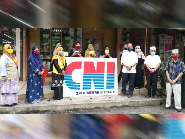 Siti Rawan (tiga dari kiri) bersama Amiruddin (tiga dari kanan) bergambar selepas penyerahan pelitup muka guna semula kepada wakil penerima di Pusat Gaya Hidup Sihat CNI Changlun.