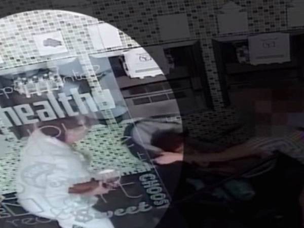 Rakaman kamera litar tertutup menunjukkan wanita itu dengan sengaja batuk di hadapan muka seorang bayi di sebuah kedai minuman di California, Amerika Syarikat.