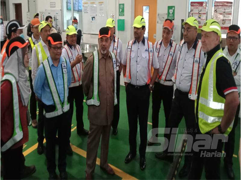 Tajuddin ketika mengadakan lawatan ke fasiliti Hartasuma untuk meninjau kerja-kerja fasa akhir pemasangan set tren di Kilang pengeluaran Hartasuma, Pulau Indah di sini hari ini.