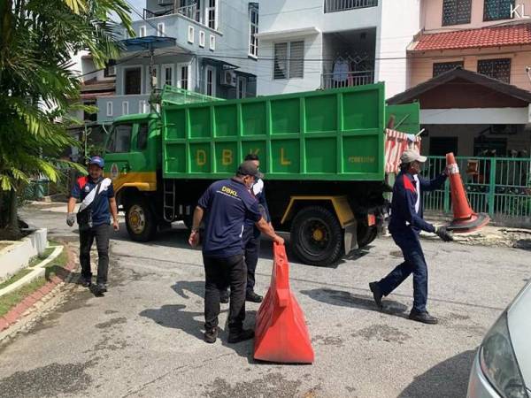 Kon dan ‘water barrier’ antara yang disita di sekitar Taman Desa Setapak, Wangsa Maju.