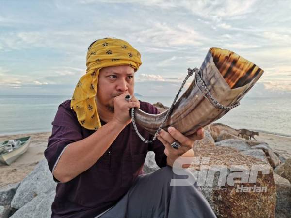 Bukan semua orang mampu meniup tetuang kerana ia bergantung kepada cara tiupan dan nafas seseorang. - Foto NORHASPIDA YATIM