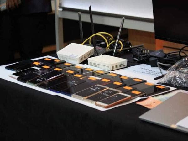 Antara barang yang dirampas dalam serbuan sindiket penipuan pelaburan dalam talian di Petaling Jaya kelmarin. Foto: FB IPD Petaling Jaya