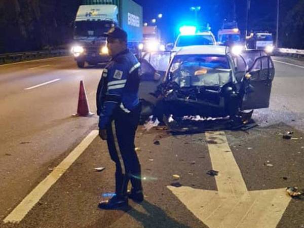Mangsa maut selepas kereta dipandunya melanggar sebuah lori di Kilometer 22.1 Lebuhraya NKVE arah selatan, Petaling Jaya, hari ini.