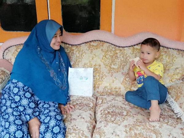 Saamah bersama cucunya, Ammar Aiman yang terselamat dalam nahas pada 19 Jun.