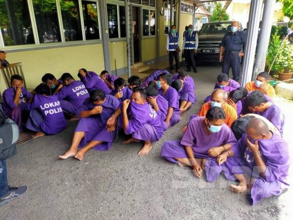 Sebahagian tertuduh yang didakwa di Mahkamah Sesyen hari ini atas pertuduhan melakukan judi sabung ayam.