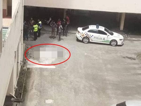 Anggota polis melakukan pemeriksaan di lokasi kejadian di Pangsapuri Perai Indah petang tadi.