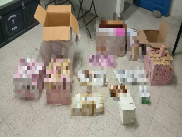 Antara barangan yang ditemui dalam bungkusan tersebut. 