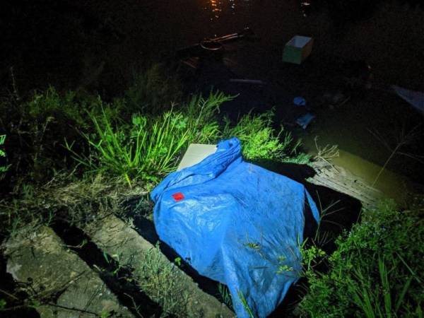 Bungkusan yang bakal dibawa oleh pelanggan di pengkalan haram Kotak, di sini.