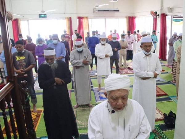 71 jemaah menunaikan solat Jumaat di Surau Al Huda, Taman Perpaduan Ulu Kinta, hari ini.