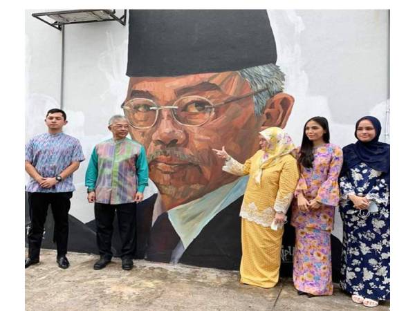 Al-Sultan Abdullah bersama Tunku Azizah serta anakanda baginda bergambar di samping potret baginda yang dilukis di dinding bangunan di Taman Cahaya Alam, Seksyen U12 di Shah Alam, Selangor hari ini. Foto: Facebook Istana Negara