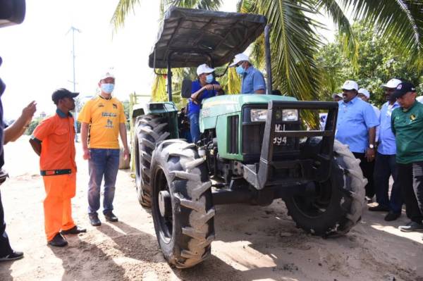 Aminuddin melihat jentera yang digunakan untuk membersih pantai di Port Dickson hari inu.