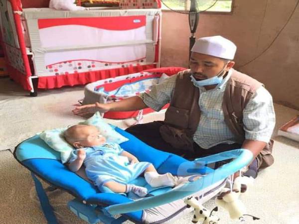 ADUN Tahan, Mohd Zakhwan Ahmad Badarddin melihat keadaan Muhammad Aisy di Kampung Paya Garok, Jerantut yang diuji dengan pelbagai penyakit.