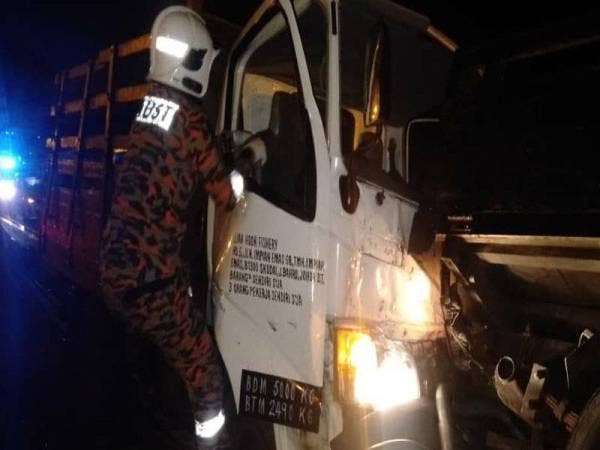 Anggota bomba cuba mengeluarkan seorang pemandu yang tersepit dalam kemalangan di Kilometer 5.5, Lebuhraya Utara-Selatan, Johor Bahru hari ini.