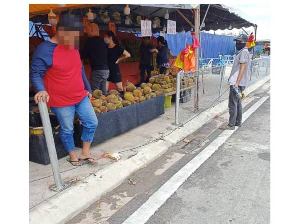 Peniaga durian di Jalan Kilang, Setapak yang dikompaun kerana memotong pagar keselamatan DBKL.