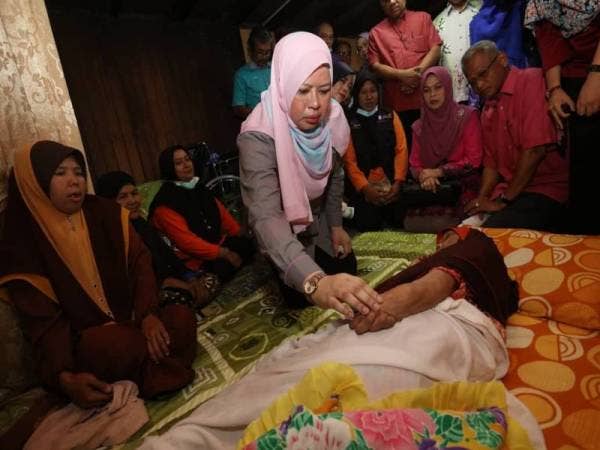 Rina ketika melawat Mek Pah di Kampung Sungai Tembak B, Mukim Pulai, Kupang hari ini.