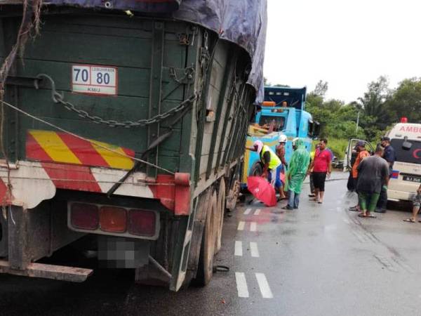 Kemalangan membabitkan motosikal dan lori treler membawa muatan sawit di Lebuhraya Kulim-Baling hari ini.