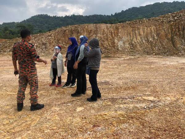 Lima sekeluarga yang tersesat di hutan simpan berhampiran Setia Eco Park ditemui selamat oleh pihak bomba namun dalam keadaan penat dan dahaga.