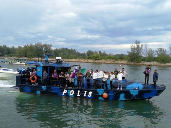 Ariffin melepaskan peserta program di Jeti Pelancongan Marang, di sini hari ini.