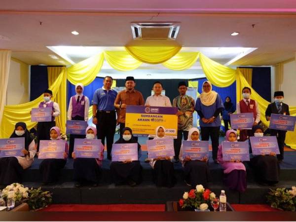 Wan Saiful (berdiri, lima dari kiri) bersama anak-anak asnaf yang menerima sumbangan simpanan akaun SSPN-i pada Program Jelajah SSPN 2020 Peringkat Negeri Perlis di Kangar semalam.