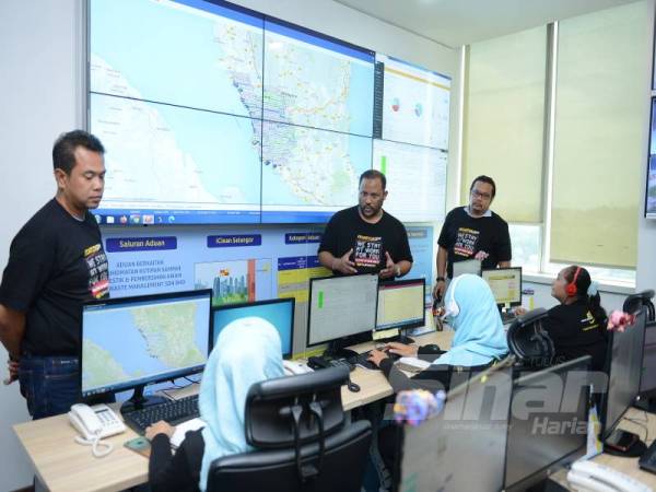 Pergerakan jentera dipantau menggunakan VMS yang akan dikawal secara berpusat di pusat aduan pintar setempat iaitu di CCC yang terletak di Ibu Pejabat KDEBWM, Shah Alam. - FOTO MOHD IZARI ROSLI 