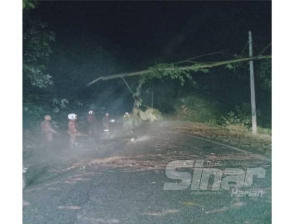 Seramai 14 anggota dari Balai Bomba dan Penyelamat Tapah dikejarkan ke lokasi kejadian sebaik menerima panggilan pada jam 8.07 malam tadi.